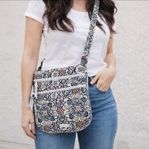 Vera Bradley Trio zip Hipster Purse Lisbon Medallion NEW Quilted blue White